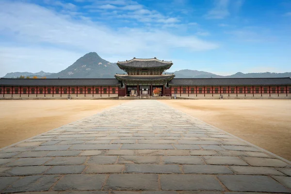 Gyeongbokgung palác brána a zeď s pěknou oblohou v ranní zemi — Stock fotografie