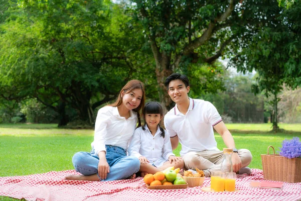 Ázsiai tini család boldog ünnep piknik pillanat a parkban f — Stock Fotó
