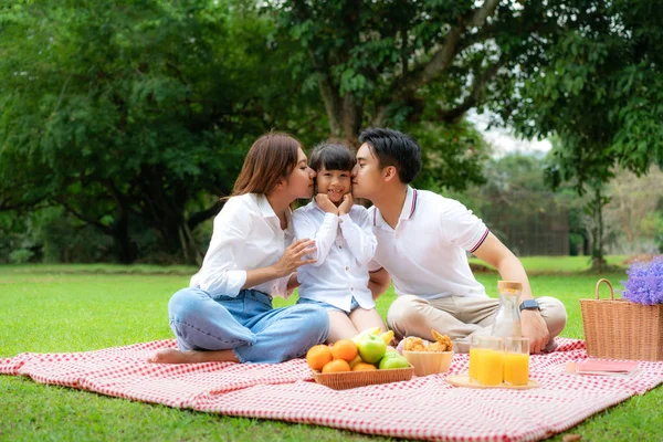 Asiática adolescente familia feliz día de campo momento en el parque con f — Foto de Stock