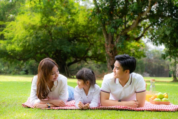 Азиатская семья подростков счастливый момент пикник в парке с f — стоковое фото