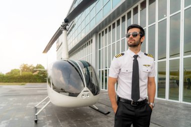 Kaptan beyaz üniformalı yakışıklı pilot portresi.