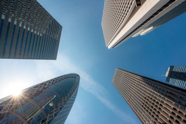 Yüksek gökdelenli ofis binaları ve S 'deki mavi gökyüzü.