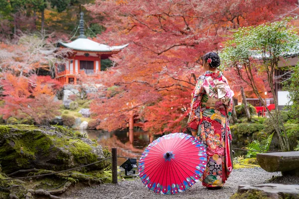 Νεαρή Γιαπωνέζα ταξιδιώτισσα με παραδοσιακό κιμονό φόρεμα standi — Φωτογραφία Αρχείου