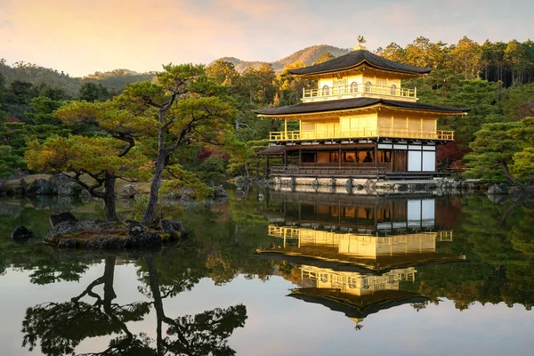 Vista de Kinkakuji o famoso Pavilhão de Ouro com garde japonesa — Fotografia de Stock