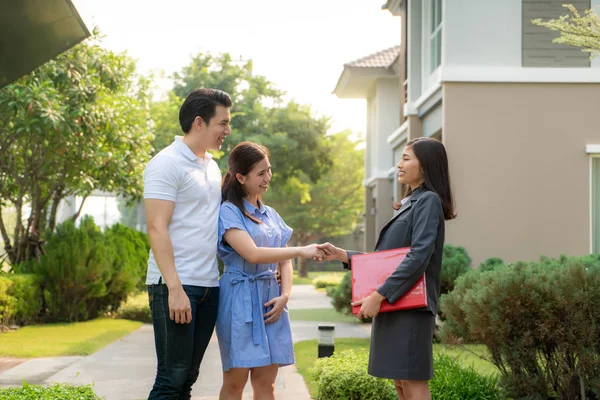 Happy Asian couple looking for their new house and shake hands w — Stok fotoğraf