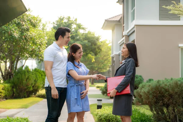 Heureux couple asiatique à la recherche de leur nouvelle maison et serrer la main w — Photo