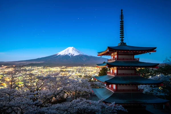 봄에 는 일본 주레이토 파고다와 후지산의 후지요시다 — 스톡 사진