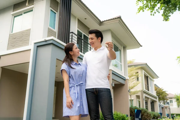Porträt Eines Jungen Asiatischen Paares Das Vor Seinem Neuen Haus — Stockfoto