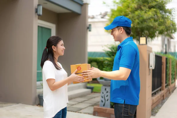 Asiatischer Lieferjunge Blauer Uniform Lächelt Und Hält Stapel Von Kartons — Stockfoto