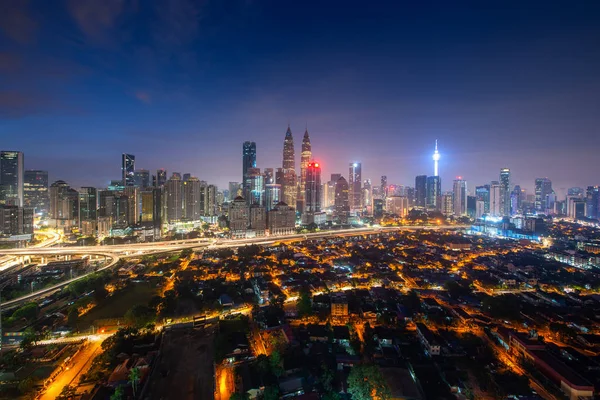 Kuala Lumpur Arranha Céu Cidade Rua Com Crepúsculo Céu Agradável — Fotografia de Stock