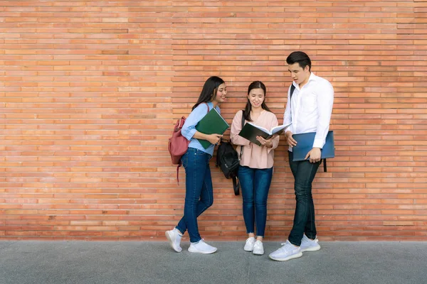 Três Estudantes Asiáticos Estão Discutindo Sobre Preparação Exame Apresentação Estudo — Fotografia de Stock