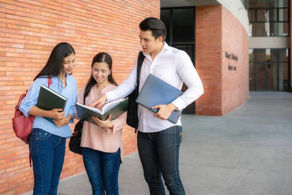 Trzech Azjatyckich Studentów Dyskutuje Temat Przygotowania Egzaminu Prezentacji Nauki Nauki — Zdjęcie stockowe
