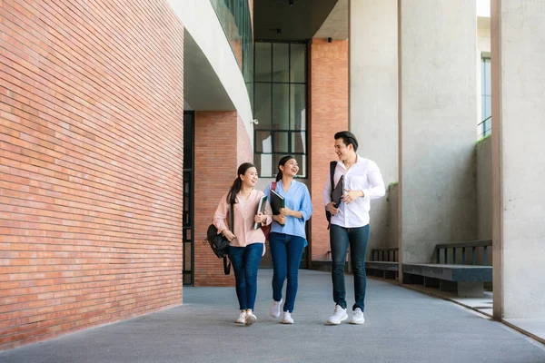 Azjaci Trzej Studenci Spacerują Rozmawiają Razem Sali Uniwersyteckiej Podczas Przerwy — Zdjęcie stockowe