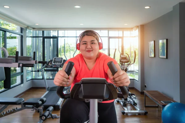 Mulher Asiática Feliz Overweight Com Treinamento Fone Ouvido Bicicleta Exercício — Fotografia de Stock