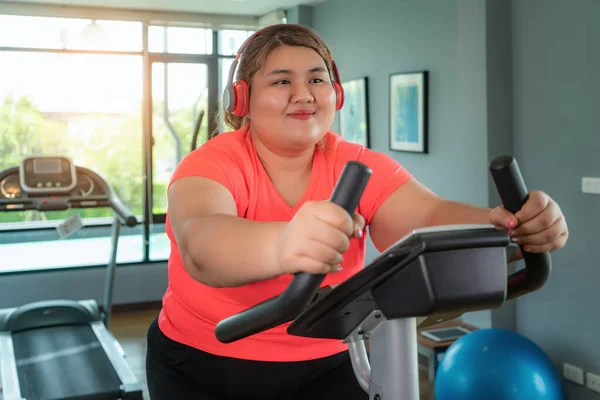 Mulher Asiática Feliz Overweight Com Treinamento Fone Ouvido Bicicleta Exercício — Fotografia de Stock
