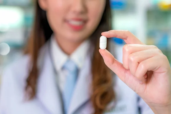 아시아 출신의 약사가 약국의 카메라 알약을 미소를 의약품 의약품 건강용 — 스톡 사진