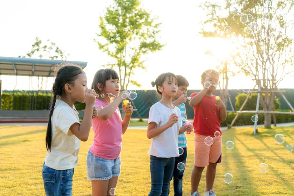 Grand Groupe Amis Souriants Asiatiques Heureux Maternelle Enfants Jouant Bulles — Photo