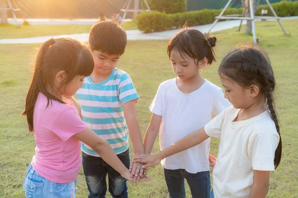 Группа Счастливых Молодых Азиатских Детей Складывают Складывают Руки Вместе Детской — стоковое фото