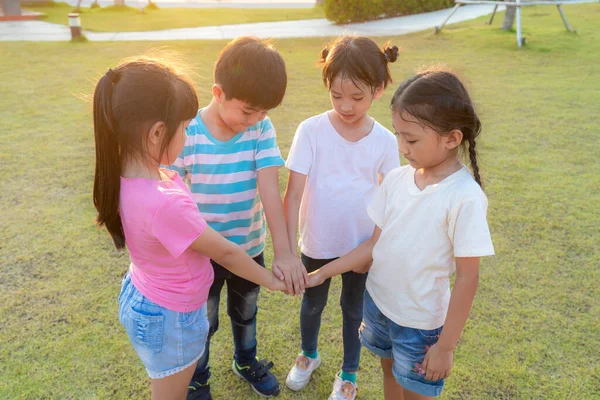 Grupo Niños Asiáticos Felices Pila Pila Manos Togerther Fuera Parque — Foto de Stock