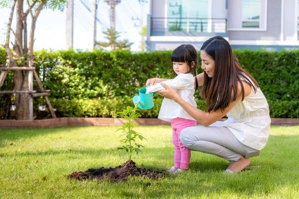 Asiatique Famille Mère Enfant Fille Plante Arbre Arbuste Arrosage Plein — Photo