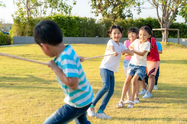 Группа Счастливых Молодых Азиатских Детей Играющих Перетягивание Каната Тянут Канат — стоковое фото