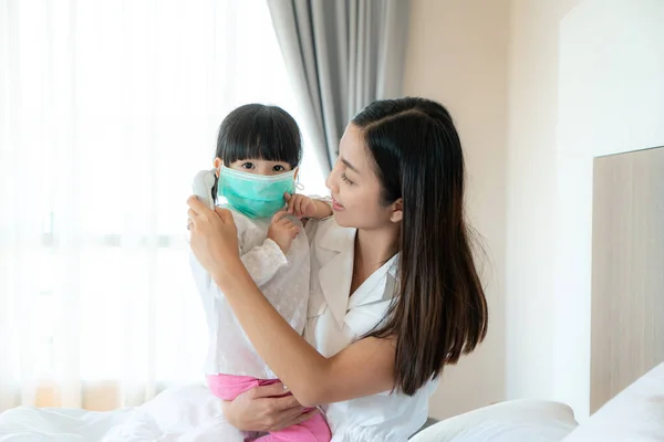 Молодая Азиатка Измеряющая Температуру Своей Больной Дочурки Чувствует Себя Спальне — стоковое фото