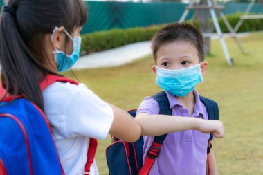 Dirsek tokuşturma, Coronavirus 'un yayılmasını önlemek için yapılan yeni bir roman tebriğidir. İki Asyalı çocuk anaokulu arkadaşı okul parkında çıplak elleriyle buluşuyor. Sarılmak ya da tokalaşmak yerine, dirseklerini vuruyorlar..