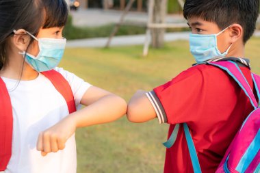Dirsek tokuşturma, Coronavirus 'un yayılmasını önlemek için yapılan yeni bir roman tebriğidir. İki Asyalı çocuk anaokulu arkadaşı okul parkında çıplak elleriyle buluşuyor. Sarılmak ya da tokalaşmak yerine, dirseklerini vuruyorlar..