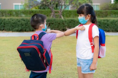 Dirsek tokuşturma, Coronavirus 'un yayılmasını önlemek için yapılan yeni bir roman tebriğidir. İki Asyalı çocuk anaokulu arkadaşı okul parkında çıplak elleriyle buluşuyor. Sarılmak ya da tokalaşmak yerine, dirseklerini vuruyorlar..