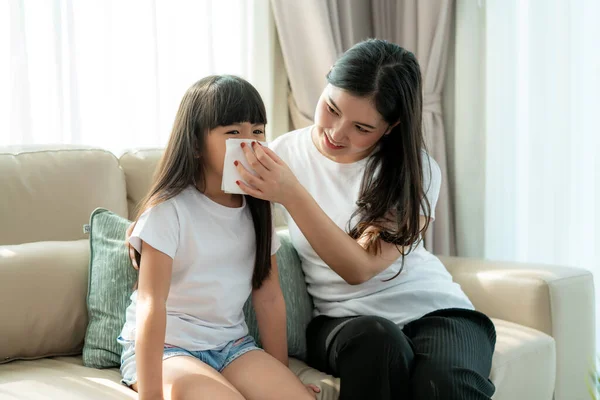 Retrato Chica Asiática Cortada Soplando Mocos Servilleta Con Madre Mantenerlo — Foto de Stock