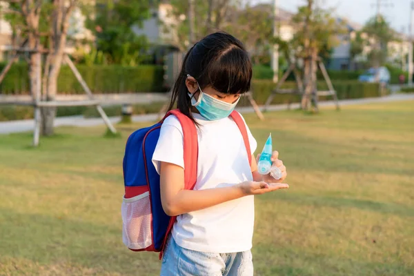 Asiatisches Mädchen Mit Antiseptischem Alkohol Gel Prävention Häufiges Händewaschen Infektionsprävention — Stockfoto