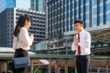 Saygı göstermek, Coronavirus 'un yayılmasını önlemek için yeni bir roman tebriğidir. İki Asyalı genç işadamı ve iş kadını arkadaş ofis binasının yazı tipinde buluşuyorlar. Sarılmak ya da tokalaşmak yerine saygı gösteriyorlar..
