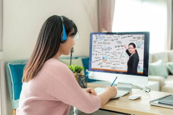 Asian Woman Student Video Conference Learning Teacher Computer Living Room — Stock Photo, Image