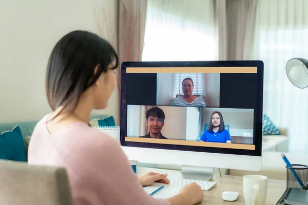 Achteraanzicht Van Aziatische Zakenvrouw Gesprek Met Haar Collega Het Plan — Stockfoto