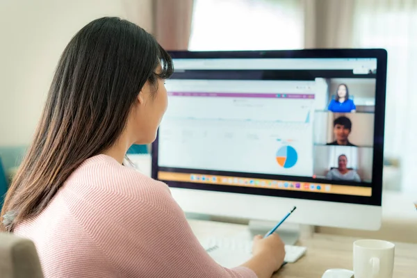 Vista Posterior Mujer Negocios Asiática Hablando Con Sus Colegas Sobre —  Fotos de Stock