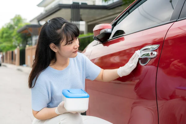 Aziatische Vrouw Desinfecteren Deurkruk Van Rode Auto Door Ontsmettingsmiddel Wegwerpdoekjes — Stockfoto