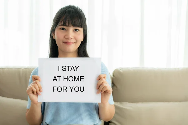 Asiatische Frau Hält Blatt Mit Text Ich Bleibe Hause Damit — Stockfoto
