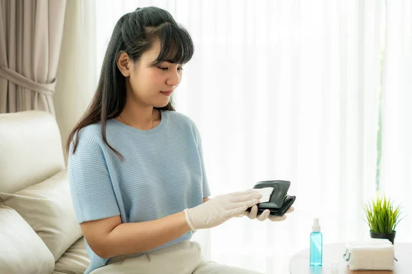 Mulher Asiática Está Pulverizando Álcool Spray Desinfetante Carteira Dinheiro Prevenir — Fotografia de Stock