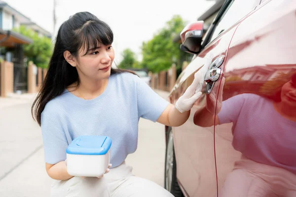 Aziatische Vrouw Desinfecteren Deurkruk Van Rode Auto Door Ontsmettingsmiddel Wegwerpdoekjes — Stockfoto