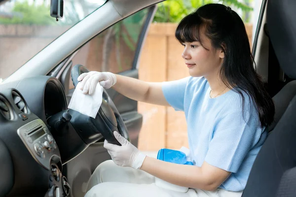 Aziatische Vrouw Desinfecteren Stuurwiel Van Auto Door Desinfecterende Wegwerpdoekjes Uit — Stockfoto
