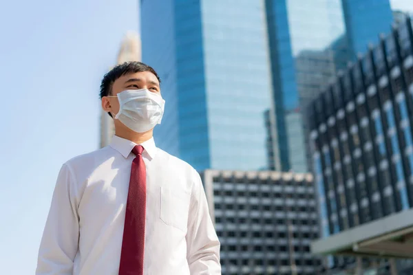 Молодой Умный Азиатский Бизнесмен Белой Рубашке Собирается Работать Городе Загрязнения — стоковое фото