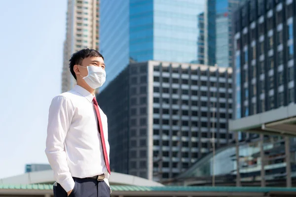 Молодой Умный Азиатский Бизнесмен Белой Рубашке Собирается Работать Городе Загрязнения — стоковое фото