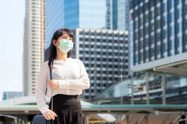 Young Stress Asian Businesswoman White Shirt Going Work Pollution City — Stock Photo, Image