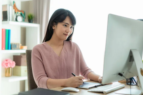 Jovem Empresária Asiática Usando Computador Desenho Arte Produto Trabalho Casa — Fotografia de Stock