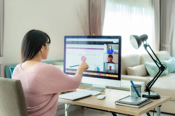 Mujer Negocios Asiática Hablando Con Sus Colegas Sobre Plan Videoconferencia —  Fotos de Stock