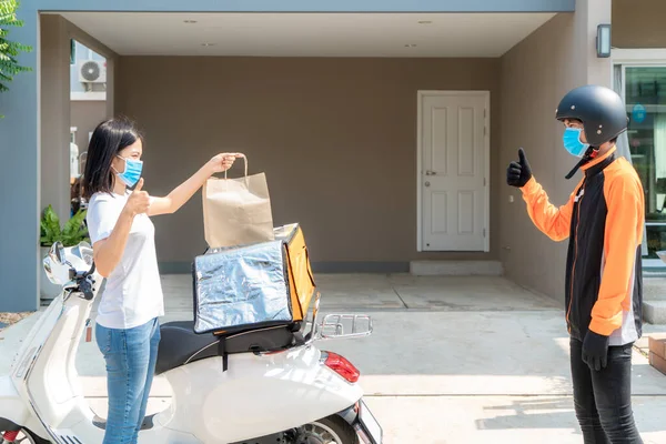 Mujer Asiática Recoger Entrega Bolsa Comida Caja Pulgar Hacia Arriba — Foto de Stock