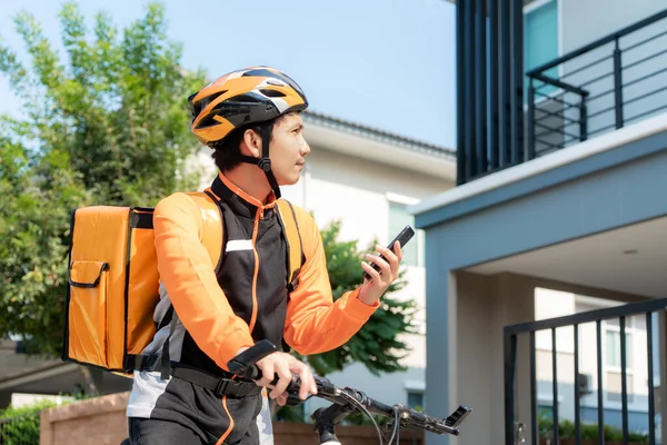 Mensageiro Asiático Verificando Endereço Cliente Mapa Smartphone Bicicleta Entregando Comida — Fotografia de Stock