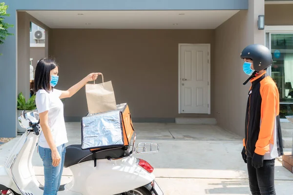 Aziatische Vrouw Pick Levering Voedselzak Uit Doos Duim Omhoog Vorm — Stockfoto