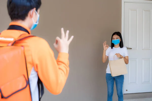 Mujer Asiática Recoger Bolsa Comida Entrega Perilla Puerta Signo Para — Foto de Stock