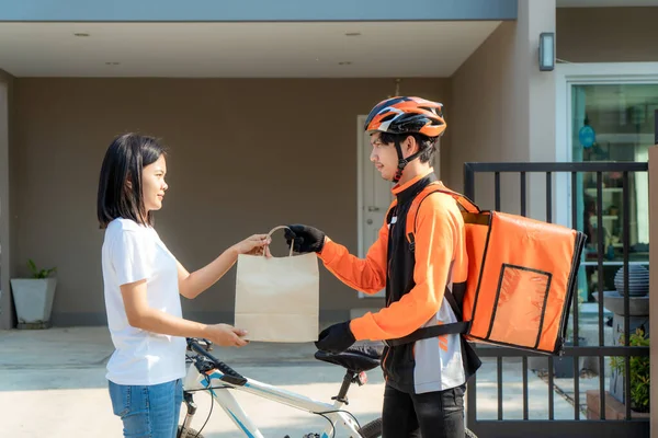 Asiatische Mann Kurier Auf Dem Fahrrad Liefert Essen Orangefarbenen Uniform — Stockfoto